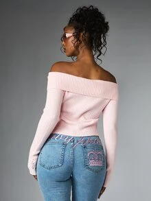 BABYPHAT Crop top rajut bergaris dengan model bahu terbuka, lengan panjang, resleting depan, dan detail logo tulisan. - Berwarna merah muda - View 3
