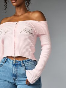 BABYPHAT Crop top rajut bergaris dengan model bahu terbuka, lengan panjang, resleting depan, dan detail logo tulisan. - Berwarna merah muda - View 4