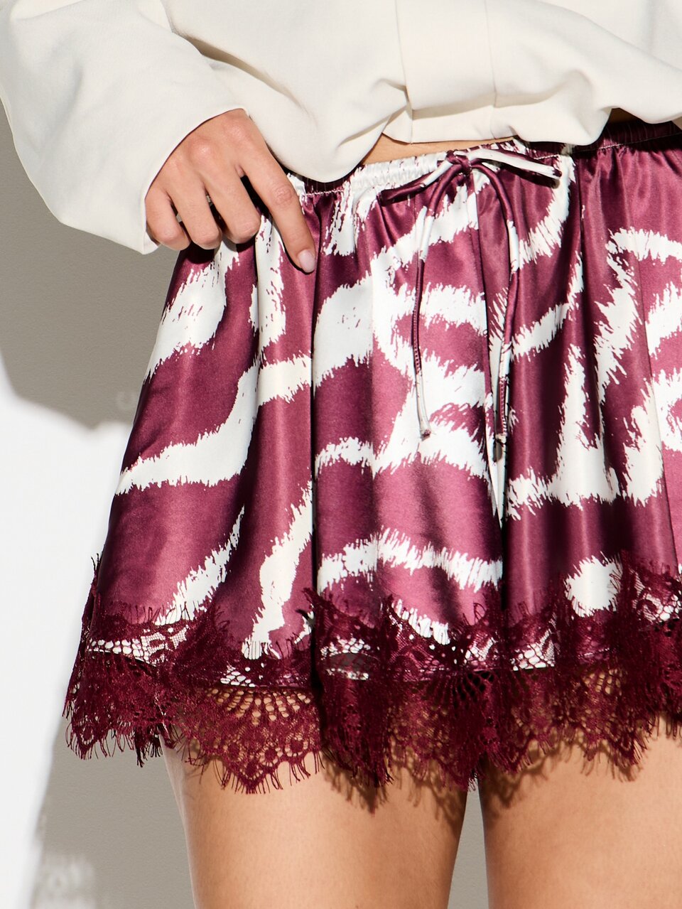 KIZN Satin-Shorts mit weitem Bein, Spitzenbesatz am Saum, abstraktem Tiermuster, Kordelzug, elastischem Bund, Mini-Länge, für Herbstfest-Partys