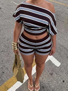 SHEIN BAE CURVE 大尺碼女款棕色條紋不對稱領短版上衣短褲兩件套，深棕色不對稱肩短袖夏季休閒居家套裝 - 彩色 - 查看 4