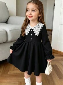 SHEIN Playful Pals 女童黑色長袖洋裝，白色對比蕾絲彼得潘領前開扣 A 字裙，萬聖節哥德風花童仙女婚禮 7 歲生日禮服 - 黑色 - 查看 4