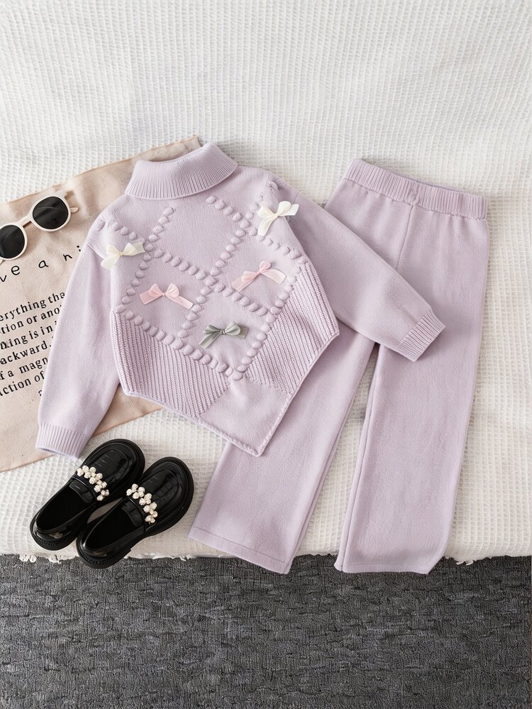 SHEIN Vintaside Kids طقم كنزة وبنطلون محبوك للفتيات الصغيرات، موضة كاجوال لطيفة مع فيونكة وحافة مدببة وياقة عالية، بنطلون محبوك بساق واسعة، طقم من قطعتين ناعم ومريح مناسب للخروجات اليومية والسفر والعطلات والحضانة واللعب والكريسماس - ارجواني فاتح - مشاهدة 3