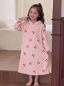 SHEIN KidsYoung 女孩秋冬休閒甜美櫻桃印花保暖內裡加厚雙面珊瑚絨連帽長款家居服睡裙 粉色兒童睡衣 - 淺粉色 - 查看 6