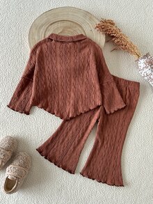 SHEIN 女嬰秋季風格兩件套套裝，棕色粗針編織小立領上衣與喇叭褲套組，黑色蝴蝶結裝飾，85%棉質柔軟透氣，適合日常穿著 - 棕色 - 查看 4
