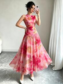 Modelyn 玫瑰紅大花卉植物圖案法式風格女裝，低領無袖收腰長洋裝，腰部百褶設計，花卉圖案淺杏色雪紡洋裝，夏季度假風穿搭，日常優雅服飾 - 彩色 - 查看 3
