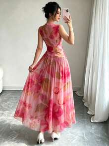 Modelyn 玫瑰紅大花卉植物圖案法式風格女裝，低領無袖收腰長洋裝，腰部百褶設計，花卉圖案淺杏色雪紡洋裝，夏季度假風穿搭，日常優雅服飾 - 彩色 - 查看 2