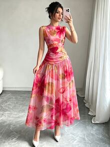 Modelyn 玫瑰紅大花卉植物圖案法式風格女裝，低領無袖收腰長洋裝，腰部百褶設計，花卉圖案淺杏色雪紡洋裝，夏季度假風穿搭，日常優雅服飾 - 彩色 - 查看 1