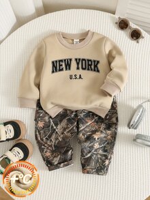 SHEIN 中性嬰兒男/女童 幼兒 2件組秋冬保暖內裡加厚時尚迷彩圖案運動衫套裝，運動衫與迷彩工裝褲，嬰兒冬季服飾，運動服，街頭風 - 卡其色 - 查看 7