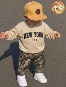 SHEIN 中性嬰兒男/女童 幼兒 2件組秋冬保暖內裡加厚時尚迷彩圖案運動衫套裝，運動衫與迷彩工裝褲，嬰兒冬季服飾，運動服，街頭風 - 卡其色 - 查看 2