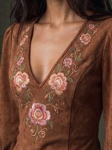 LUMIGAL Gaun Mini Wanita Bahan Suede Berkerah V dengan Motif Cetak dan Potongan Pinggang yang Pas - Rust Brown - View 3
