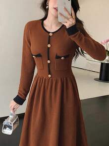 Feyla Gaun Rajut Elegan Wanita dengan Desain Kancing dan Leher Bulat - Khaki - View 2