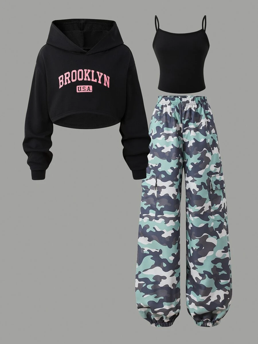 SHEIN 青少年女孩 3 件套街頭風套裝（短版連帽衛衣、秋季穿搭、吊帶背心、迷彩工裝褲），Brooklyn U.S.A 圖案連帽衛衣，黑色吊帶背心，休閒風