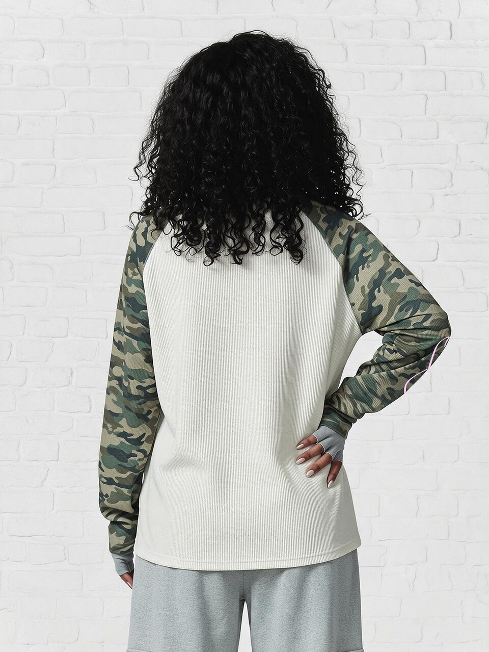 SUMWON WOMEN Bluza oversize z raglanowymi długimi rękawami w kamuflażowym kontraście, z nadrukiem graficznym w stylu collegiate, okrągłym dekoltem i kolorowymi blokami