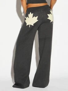 SUMWON WOMEN Celana Rajut Kaki Lebar dengan Cetakan Nomor Varsity 22, Pinggang Tali Serut dan Detail Intarsia Daun Maple Gaya Musim Gugur dan Dingin - Grey - View 2