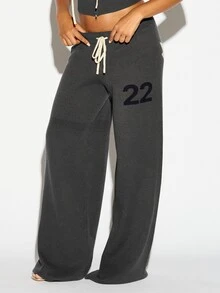 SUMWON WOMEN Celana Rajut Kaki Lebar dengan Cetakan Nomor Varsity 22, Pinggang Tali Serut dan Detail Intarsia Daun Maple Gaya Musim Gugur dan Dingin - Grey - View 1