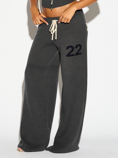 SUMWON WOMEN Calça de Malha Perna Larga com Estampa de Número Universitário 22, Cintura com Cordão e Detalhe de Folha de Bordo em Intarsia, Estilo Outono Inverno