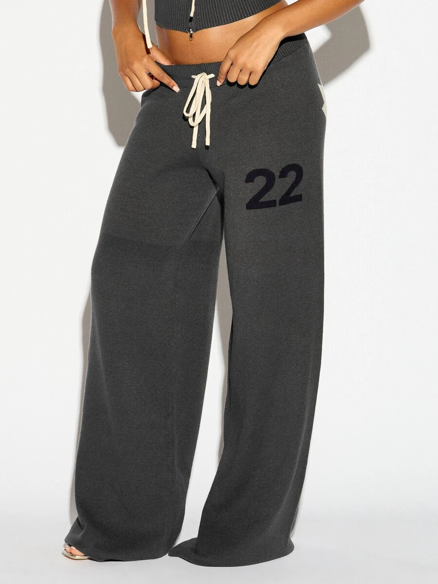 SUMWON WOMEN Celana Rajut Kaki Lebar dengan Cetakan Nomor Varsity 22, Pinggang Tali Serut dan Detail Intarsia Daun Maple Gaya Musim Gugur dan Dingin - Grey - View 1