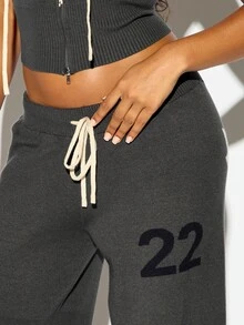 SUMWON WOMEN Celana Rajut Kaki Lebar dengan Cetakan Nomor Varsity 22, Pinggang Tali Serut dan Detail Intarsia Daun Maple Gaya Musim Gugur dan Dingin - Grey - View 4