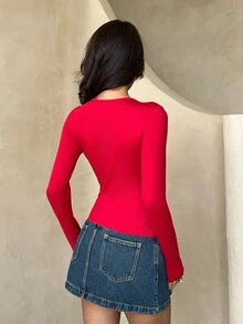 INAWLY تي شيرت نسائي بلون موحد بفتحة مفتاح وياقة مربعة كاجوال بتصميم بسيط وعصري متعدد الاستخدامات بأكمام طويلة - الأحمر - مشاهدة 2