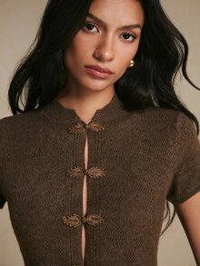 Poéselle Áo cardigan nữ tay ngắn phong cách retro với thiết kế cúc hình ếch, kiểu Trung Quốc, dệt kim, màu nâu cà phê, thanh lịch thập niên 90, phù hợp hẹn hò, tiệc tùng, mặc hàng ngày, mùa thu - màu nâu - Xem 4