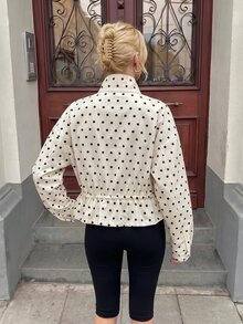 Struktiv 女款秋季休閒優雅黑白波點口袋翻蓋裝飾收腰落肩寬鬆薄款夾克，適合旅行、早午餐與日常穿著 - 杏色 - 查看 2