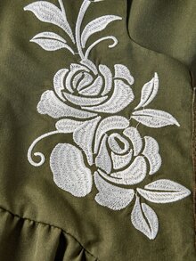 Skyraze Gaun Panjang Wanita dengan Desain Ikat Pinggang dan Bordir Bunga - Hijau Tentara - View 5