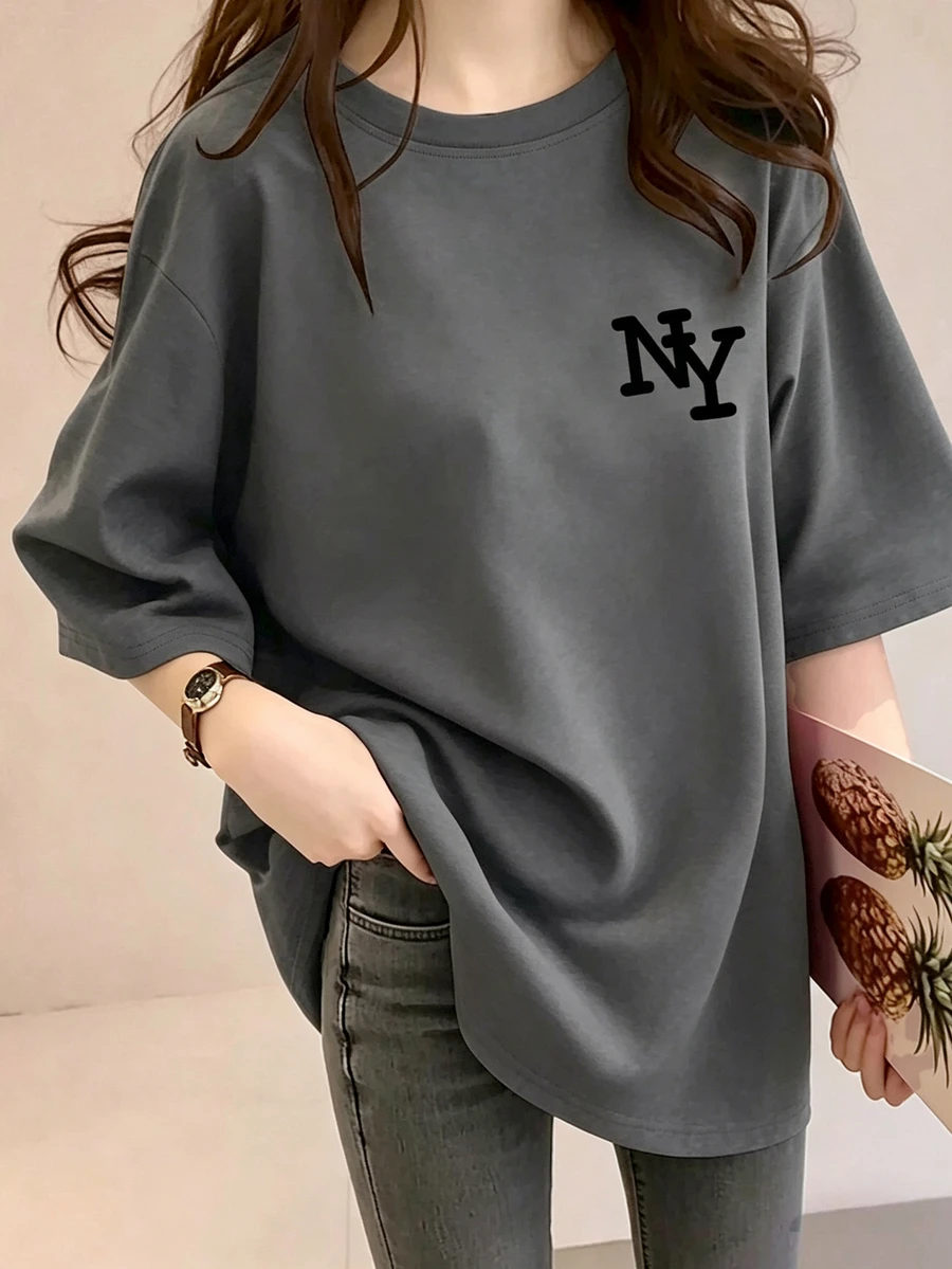 女款灰色 NY 字母印花寬鬆圓領短袖 T 恤,休閒運動風夏季上衣,舒適設計,適合教師與街頭穿搭 - 深灰色 - 查看 1