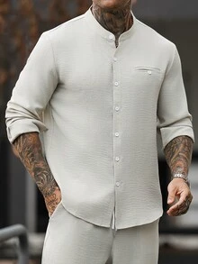 Manfinity Homme 男士純色亞麻質感半襟鈕扣休閒熱帶度假長袖襯衫與長褲套裝 - 杏色 - 查看 4