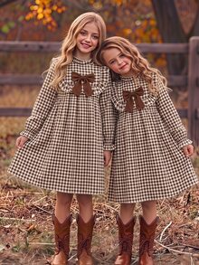 SHEIN Vintaside Kids 女童復古棕色格紋長袖洋裝，兒童休閒派對生日公主裙，大蝴蝶結與荷葉邊飾邊，寬鬆版型，優雅大方 - 棕色 - 查看 2