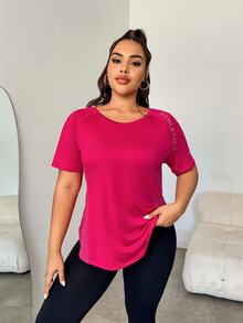 SHEIN Rhythm Era قميص رياضي قصير الأكمام بطباعة حرفية للنساء ذوات الحجم الكبير - روز أحمر - مشاهدة 7
