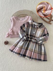 SHEIN 2件組女嬰粉色保暖內裡無袖蝴蝶結背心上衣 + 格紋領長袖襯衫洋裝 A字收腰休閒可愛甜美時尚優雅韓風套裝，適合春秋日常穿著、旅行、度假、派對等場合 - 粉色 - 查看 3