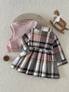 SHEIN 2件組女嬰粉色保暖內裡無袖蝴蝶結背心上衣 + 格紋領長袖襯衫洋裝 A字收腰休閒可愛甜美時尚優雅韓風套裝，適合春秋日常穿著、旅行、度假、派對等場合 - 粉色 - 查看 2