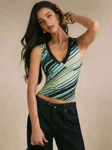 Poéselle 女款拼色不規則條紋V領彈性背心,休閒無袖細肩帶上衣,適合春夏穿搭、疊穿與返校季 - 彩色 - 查看 2