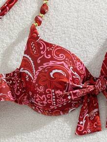 SHEIN Swim 波西米亚风红色底佩斯利印花露背吊带胸前蝴蝶结装饰串珠上衣和侧系带三角比基尼泳裤套装 - 紅色 - 查看 7