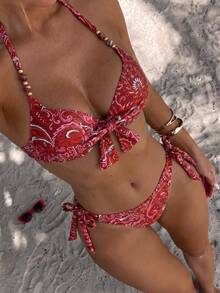 SHEIN Swim 波西米亚风红色底佩斯利印花露背吊带胸前蝴蝶结装饰串珠上衣和侧系带三角比基尼泳裤套装 - 紅色 - 查看 1