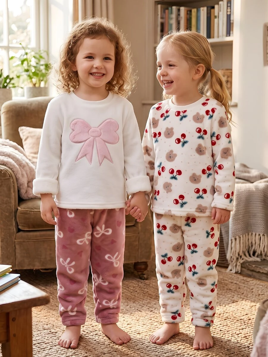 SHEIN Conjunto de 4 piezas de ropa de estar en casa para niña pequeña, color blanco, con pantalones largos y manga, estilo casual de princesa hada, de felpa, con aplique de lazo rosa, bordado de oso y estampado de cerezas - Multicolor - Ver 1