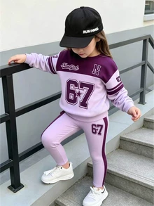 女嬰美式拼色 67 數字印花圓領運動衫與緊身褲套裝，NewYork 字母 67 星號數字印花寬鬆圓領上衣，紫色緊身褲，寬鬆舒適版型，適合日常穿著、外出與上學，長袖上衣，秋冬季，返校季，萬聖節，聖誕節 - 彩色 - 查看 3