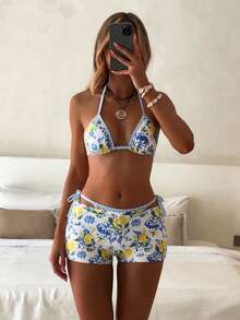 SHEIN Swim Swim Mod 热销新品优雅波西米亚复古风三合一比基尼套装，性感可爱泳装，活力蓝白撞色，柠檬和玛瑙瓷砖印花，三角挂脖上衣，性感丁字裤，高腰平角短裤，可变换多种穿搭方式，Y2K 辣妹风，完美适用于夏季海滩度假、泳池派对、日光浴、游泳、音乐节以及打造时尚摩登度假氛围。 - 彩色 - 查看 1