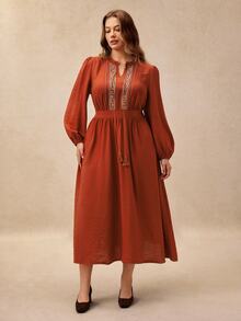 SHEIN LUNE CURVE 大尺碼女款法式優雅波希米亞風刺繡繩飾收腰A字洋裝，感恩節日常約會休閒早午餐秋季穿搭 - 棕色 - 查看 3