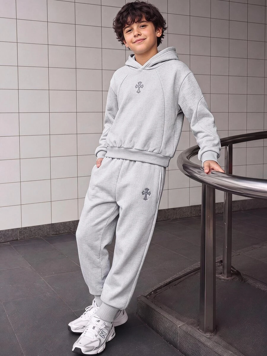 SHEIN 2件組男孩連帽衛衣與運動長褲套裝,初秋新品,返校必備,高端灰色極簡街頭風,長袖套頭連帽衫搭配抽繩收口運動長褲,經典深色十字花圖案,休閒日常穿著,男孩街頭風穿搭,適合學校與外出 - 灰色 - 查看 1