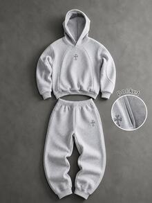 SHEIN 2件組男孩連帽衛衣與運動長褲套裝，初秋新品，返校必備，高端灰色極簡街頭風，長袖套頭連帽衫搭配抽繩收口運動長褲，經典深色十字花圖案，休閒日常穿著，男孩街頭風穿搭，適合學校與外出 - 灰色 - 查看 6