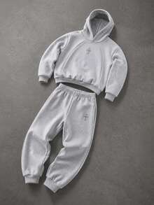 SHEIN 2件組男孩連帽衛衣與運動長褲套裝，初秋新品，返校必備，高端灰色極簡街頭風，長袖套頭連帽衫搭配抽繩收口運動長褲，經典深色十字花圖案，休閒日常穿著，男孩街頭風穿搭，適合學校與外出 - 灰色 - 查看 3