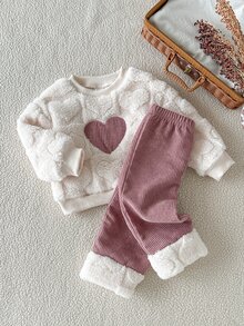SHEIN Playful Pals 2件組女嬰可愛甜美粉白愛心毛絨抓絨套裝，長袖圓領加厚衛衣褲，適合生日派對、秋季、聖誕假期，羅紋設計 - 粉色 - 查看 2