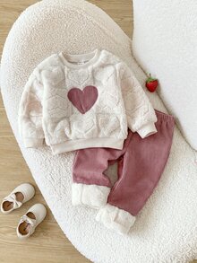 SHEIN Playful Pals 2件組女嬰可愛甜美粉白愛心毛絨抓絨套裝，長袖圓領加厚衛衣褲，適合生日派對、秋季、聖誕假期，羅紋設計 - 粉色 - 查看 4