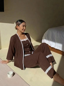 DAZY 3件組度假風3D波點紋理布料女款睡衣套裝 - 棕色 - 查看 4