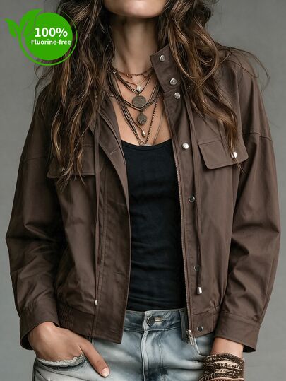 Ceyna Veste courte style utilitaire vintage sans fluor pour femmes grandes tailles, col montant, fermeture à plusieurs boutons, décoration de poches à rabat, coupe ample, épaules tombantes, ourlet élastique, silhouette flatteuse, convient pour le port quotidien, les sorties, les fêtes, le bureau, le port multi-scénarios