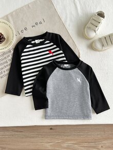 SHEIN Vintaside Kids 2件組男嬰男童運動休閒套裝 羅格蘭上衣配慢跑褲 學院風 黑灰條紋拼色刺繡 長袖圓領 常規版 校園秋季聖誕款 - 彩色 - 查看 4