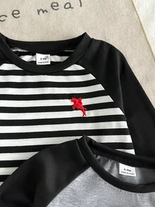 SHEIN Vintaside Kids 2件組男嬰男童運動休閒套裝 羅格蘭上衣配慢跑褲 學院風 黑灰條紋拼色刺繡 長袖圓領 常規版 校園秋季聖誕款 - 彩色 - 查看 5