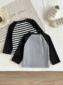 SHEIN Vintaside Kids 2件組男嬰男童運動休閒套裝 羅格蘭上衣配慢跑褲 學院風 黑灰條紋拼色刺繡 長袖圓領 常規版 校園秋季聖誕款 - 彩色 - 查看 2