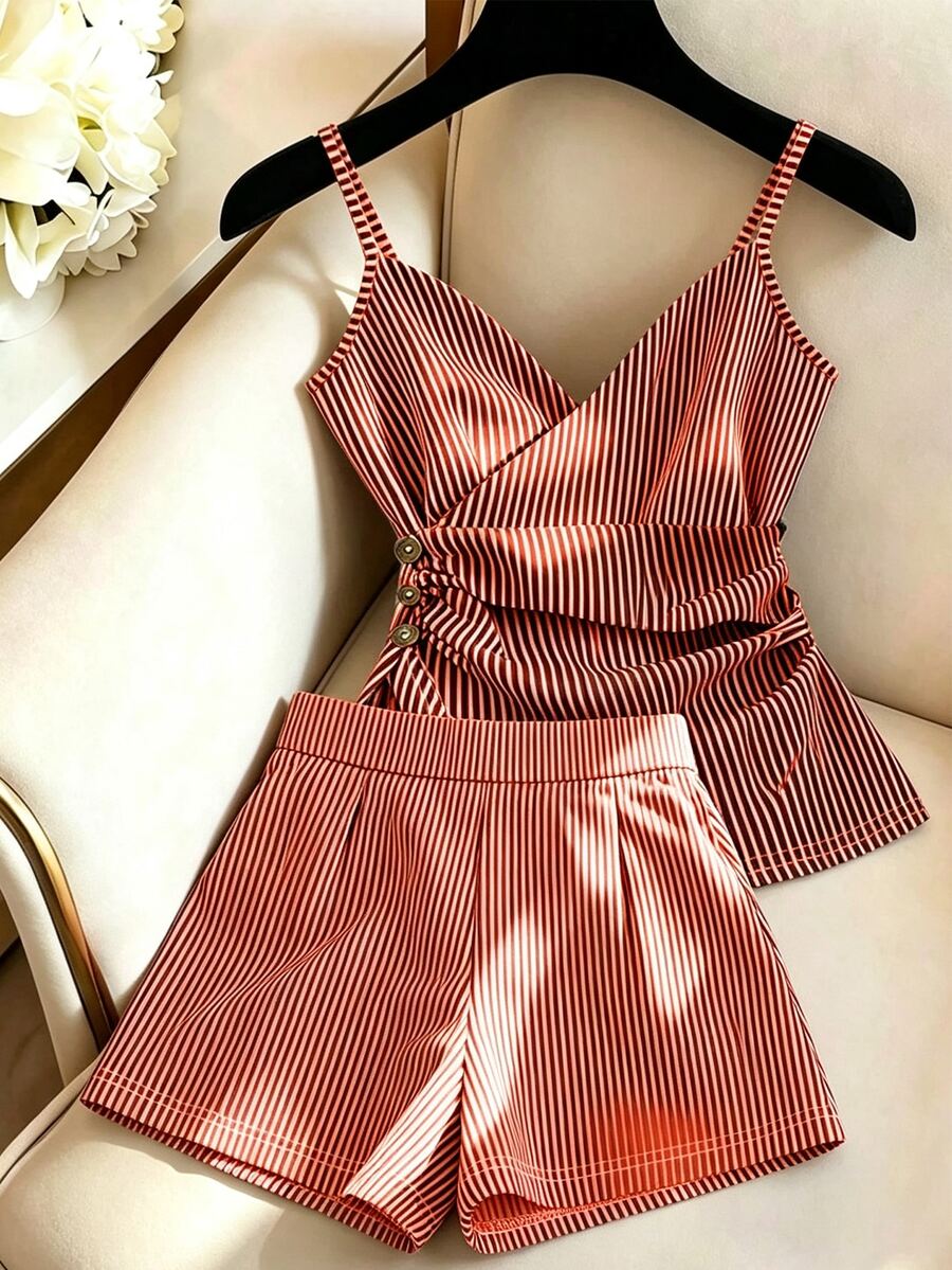 SHEIN Franclia 春夏新款高端法式條紋圖案百褶裝飾鈕扣上衣優雅時尚洗練女款上衣 + 條紋短褲,女款短褲,無袖上衣,春季服飾,夏季穿搭,女款春夏套裝,女款藍白兩件套,度假,外出,Y2K,春季,夏季,返校,休閒,海灘,商務,女款春夏套裝 - 紅白色 - 查看 1